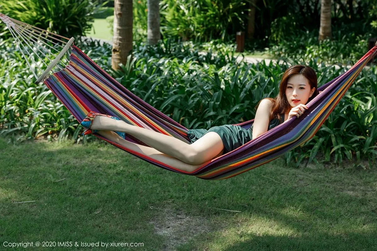 秀人集.com_[IMISS爱蜜社]Vol.530_嫩模杨紫嫣Cynthia绿色典雅吊裙配超薄肉丝裤袜诱惑写真56P