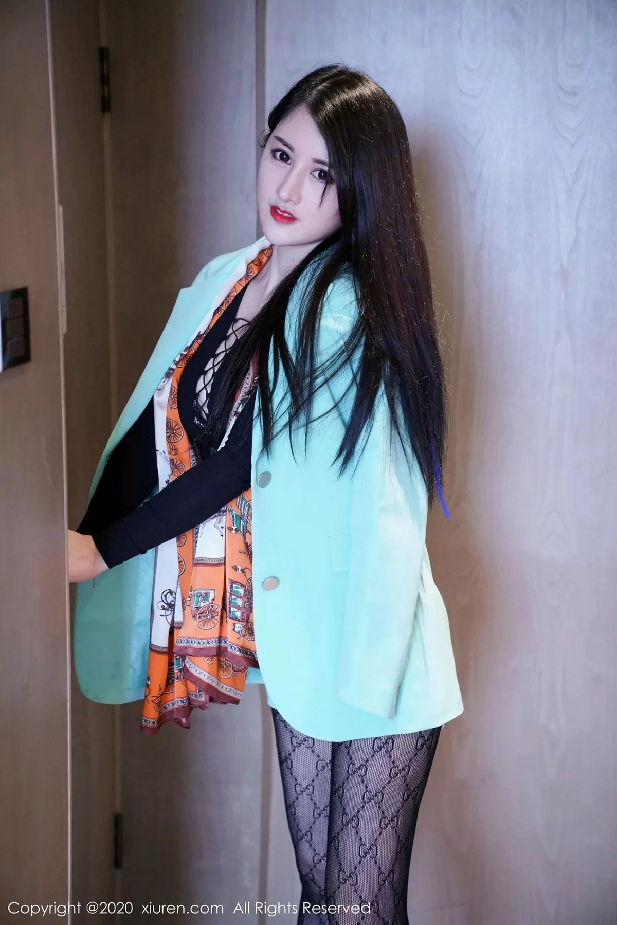 秀人集.com_[XiuRen秀人网]No.2861_嫩模诗诗kiki魅惑车拍OL主题黑色缕空网袜秀翘臀撩人诱惑写真86P