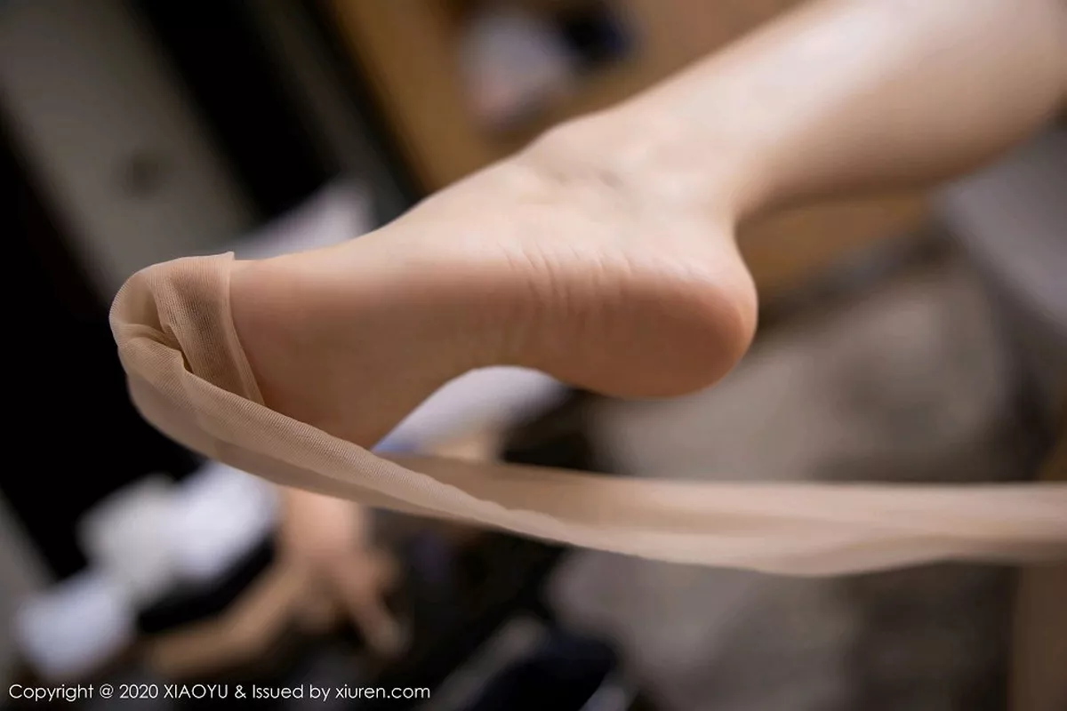 秀人集.com_[XiaoYu画语界]Vol.425_女神芝芝Booty阳朔旅拍绿色长裙配超薄肉丝裤袜诱惑写真58P