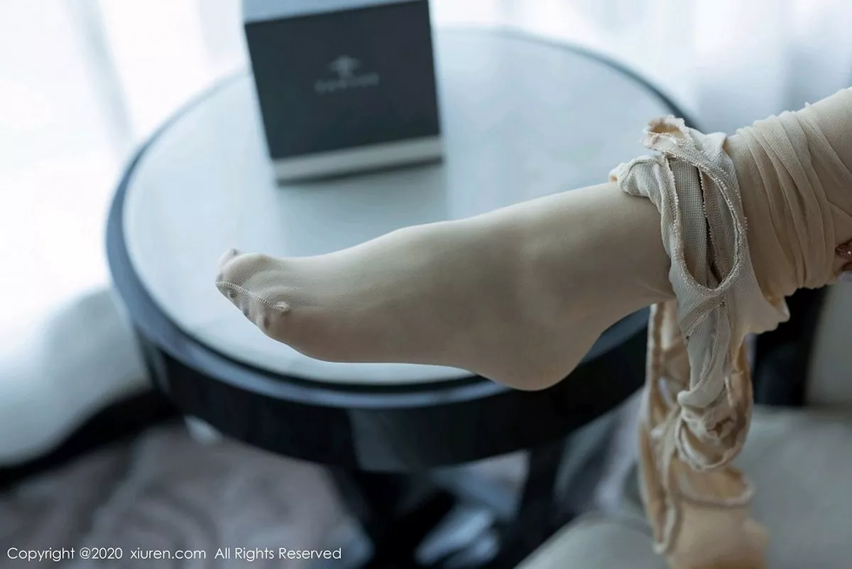 秀人集.com_[XiuRen秀人网]No.2868_嫩模言沫淡雅白色职业装主题半脱露开档肉丝裤袜撩人诱惑写真62P