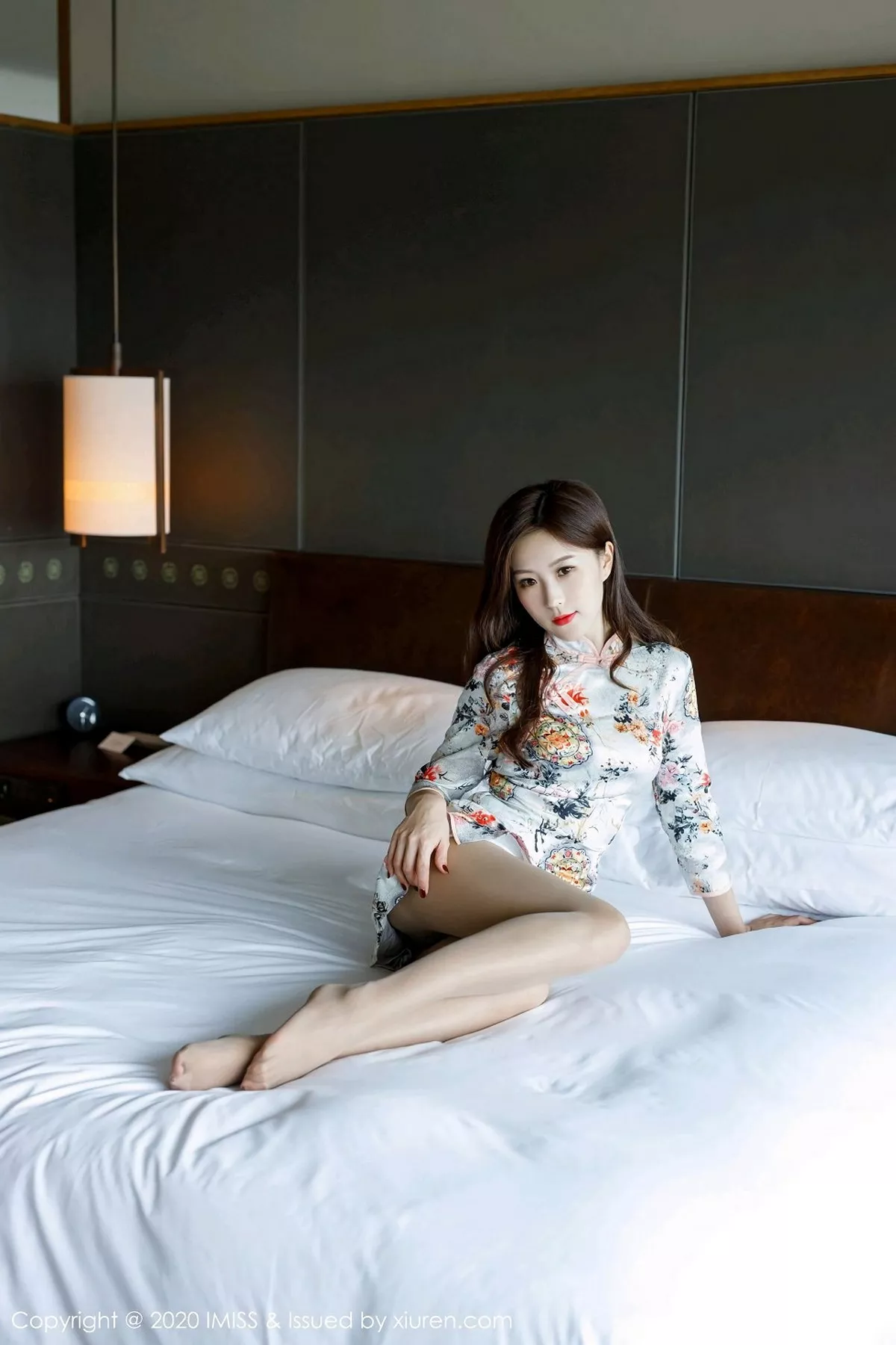 秀人集.com_[IMISS爱蜜社]Vol.534_嫩模杨紫嫣Cynthia私房床上撩古韵旗袍露肉丝裤袜诱惑写真64P