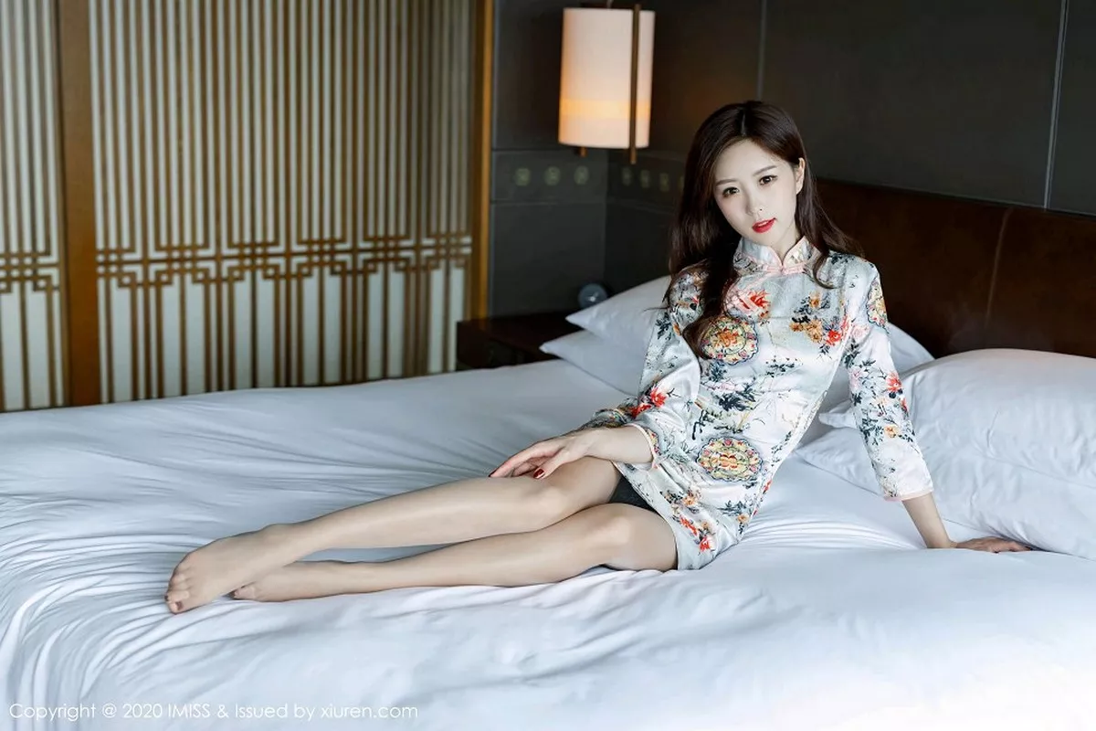 秀人集.com_[IMISS爱蜜社]Vol.534_嫩模杨紫嫣Cynthia私房床上撩古韵旗袍露肉丝裤袜诱惑写真64P