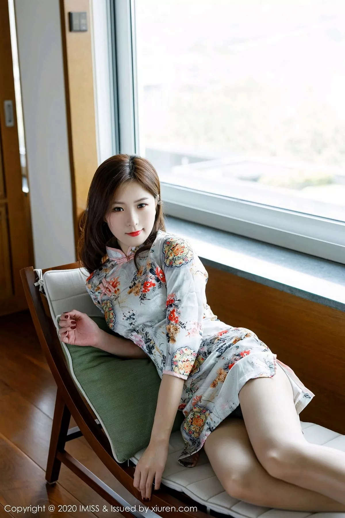 秀人集.com_[IMISS爱蜜社]Vol.534_嫩模杨紫嫣Cynthia私房床上撩古韵旗袍露肉丝裤袜诱惑写真64P