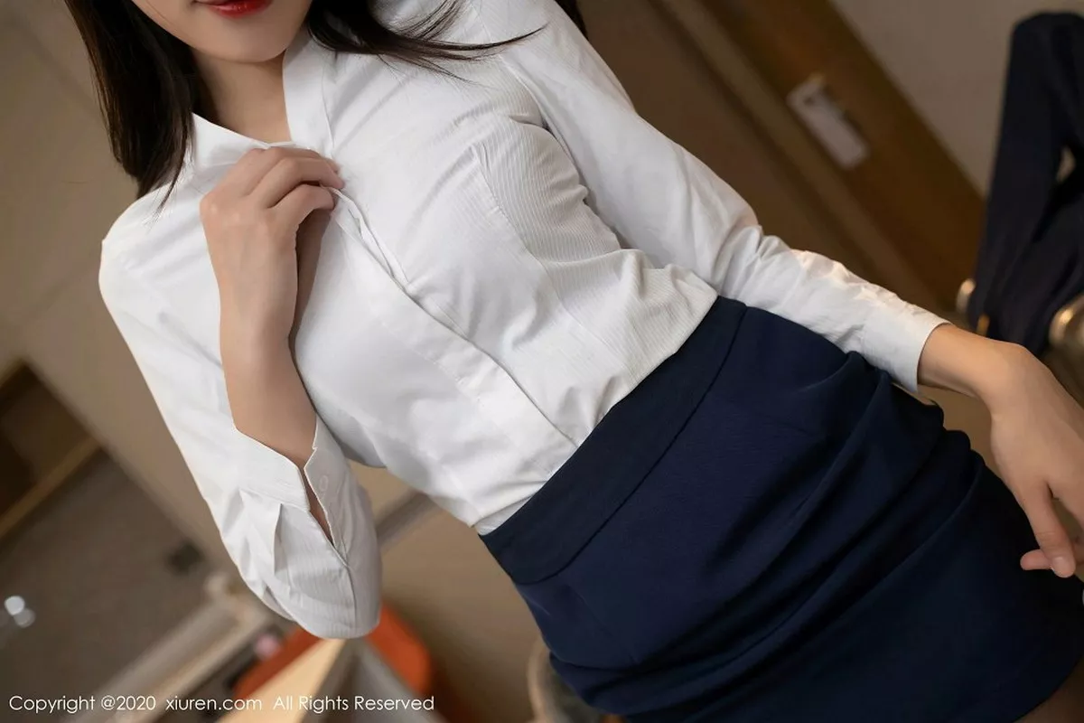 秀人集.com_[XiuRen秀人网]No.2882_嫩模陆萱萱酒店买醉主题私房床上开档黑丝裤袜半脱撩人诱惑写真76P