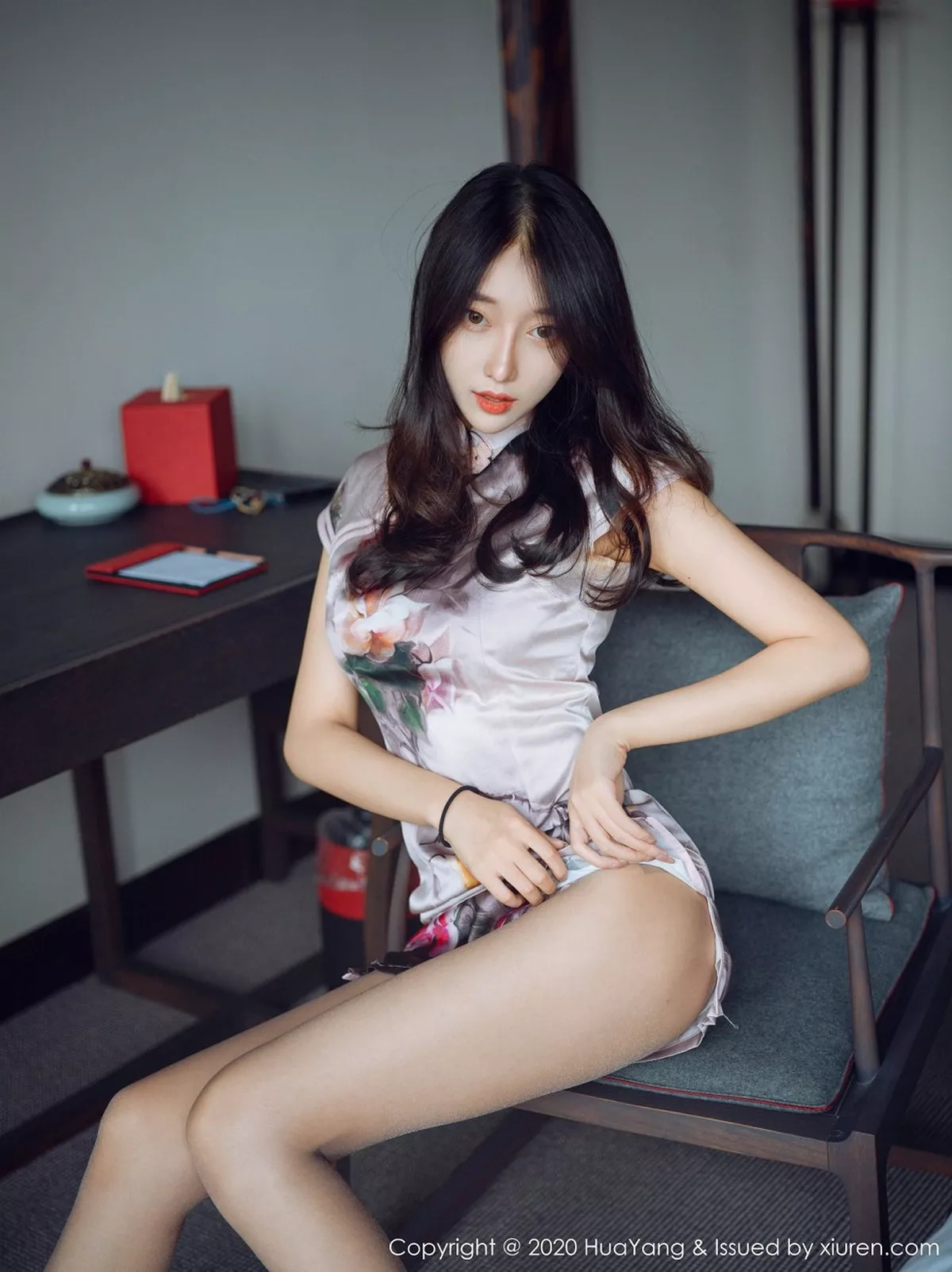 秀人集.com_[HuaYang花漾]Vol.339_模特玥儿玥er杭州旅拍脱古韵旗袍露粉色内衣黑丝裤袜诱惑写真52P