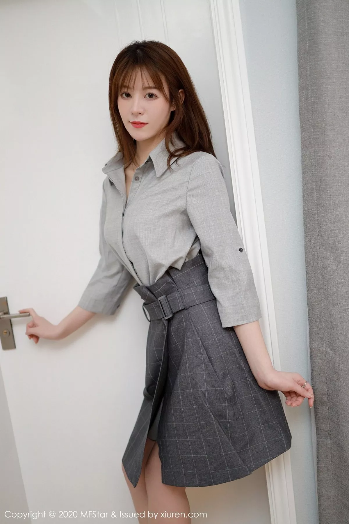 秀人集.com_[MFStar模范学院]Vol.424_嫩模Yoo优优四川旅拍灰色职场制服半脱露性感内衣诱惑写真60P