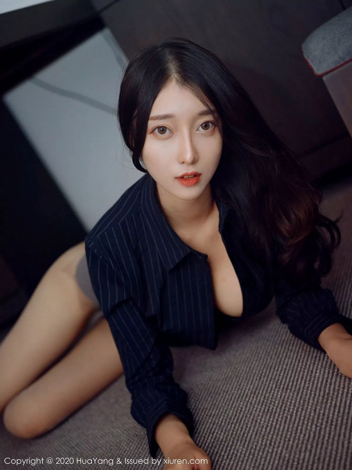 秀人集.com_[HuaYang花漾]Vol.320_丽质模特玥儿玥er杭州旅拍优雅职业装半脱露性感内衣写真51P