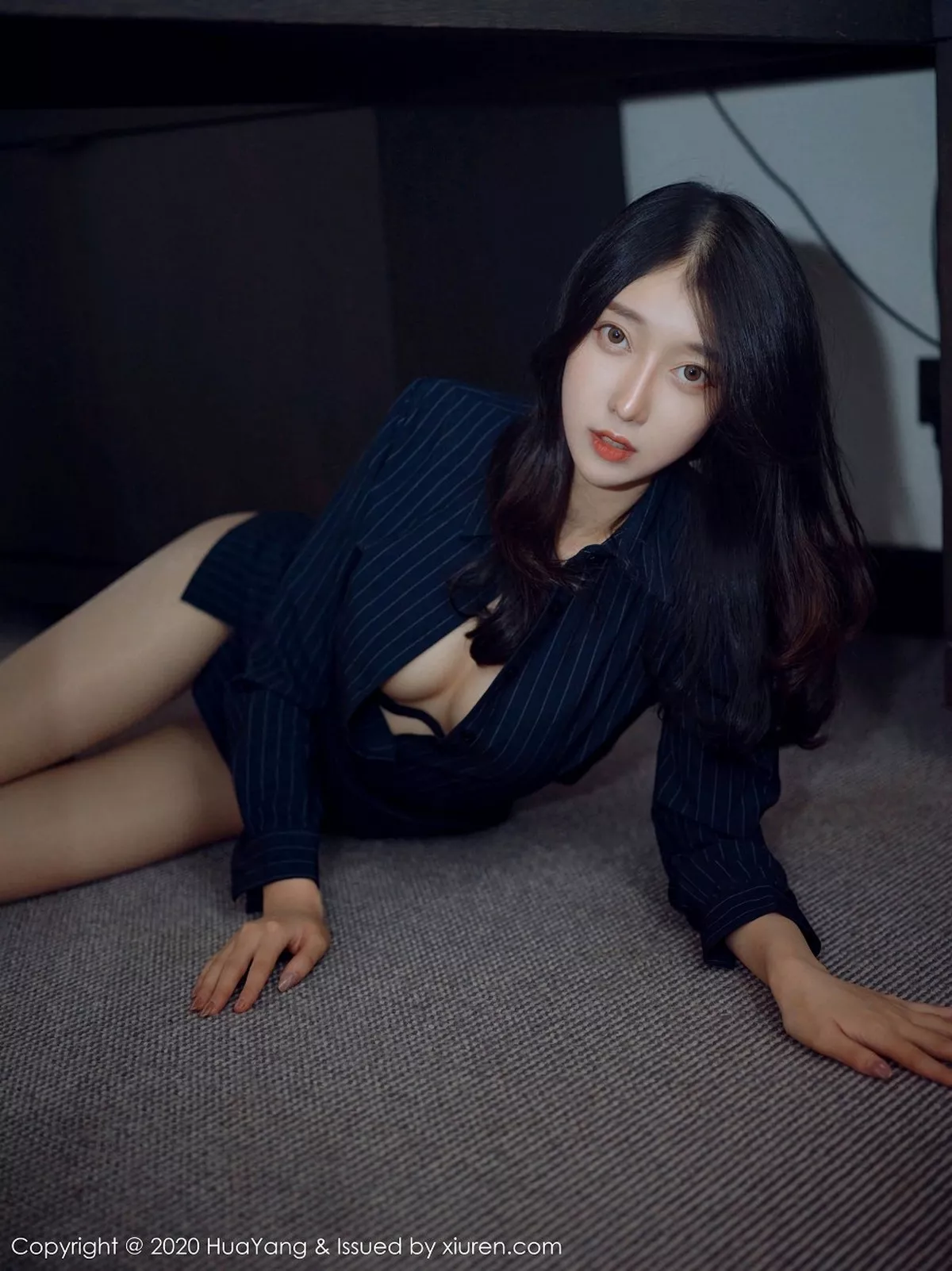 秀人集.com_[HuaYang花漾]Vol.320_丽质模特玥儿玥er杭州旅拍优雅职业装半脱露性感内衣写真51P