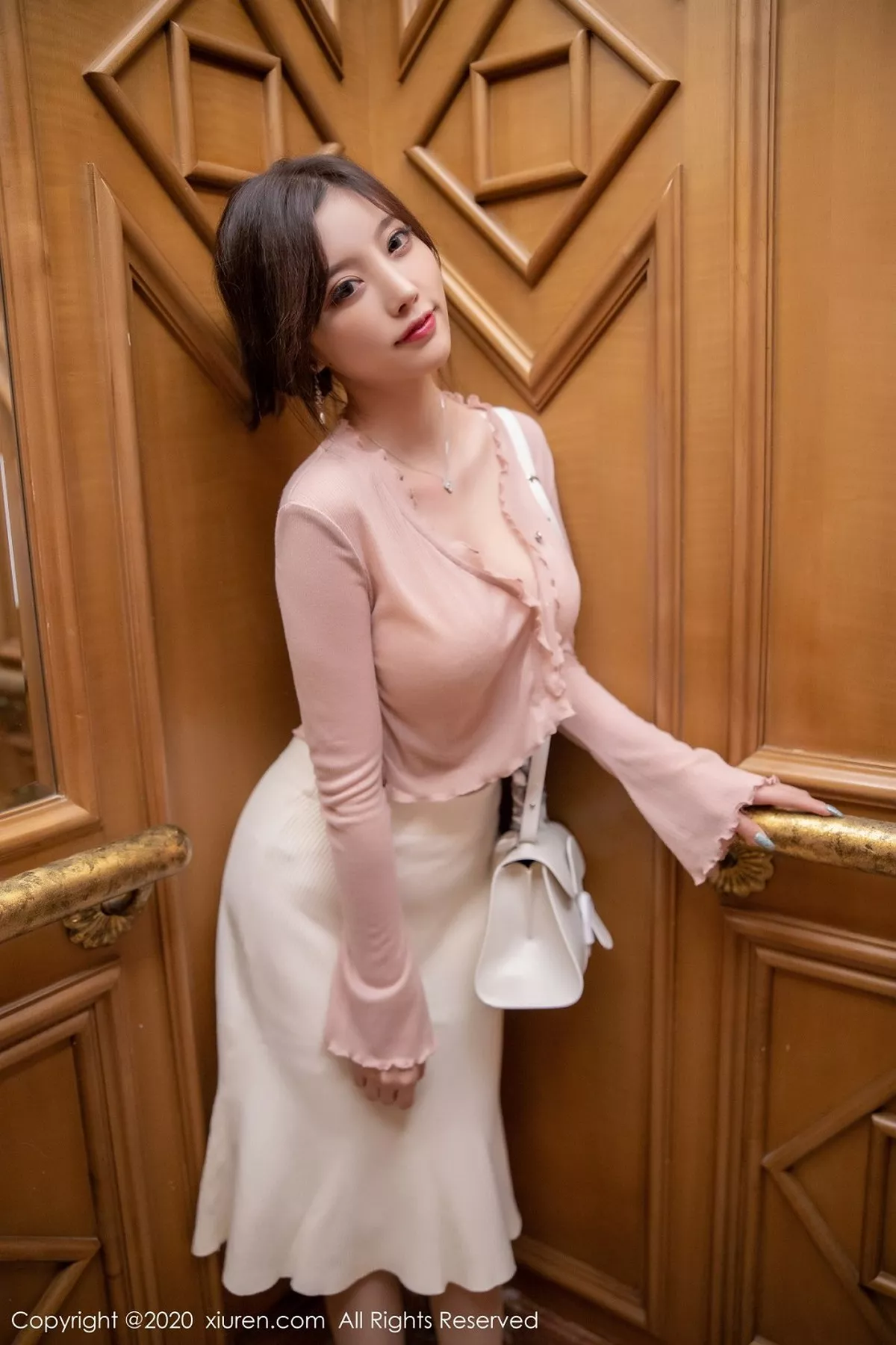 秀人集.com_[XiuRen秀人网]No.2905_女神杨晨晨sugar居家私房娇妻主题粉色内衣秀完美身材诱惑写真70P