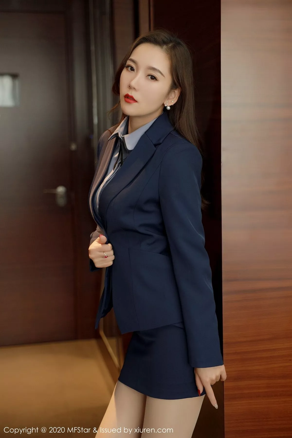 秀人集.com_[MFStar模范学院]Vol.425_嫩模艾静香职场职业装主题半脱露无内肉丝秀翘臀诱惑写真44P