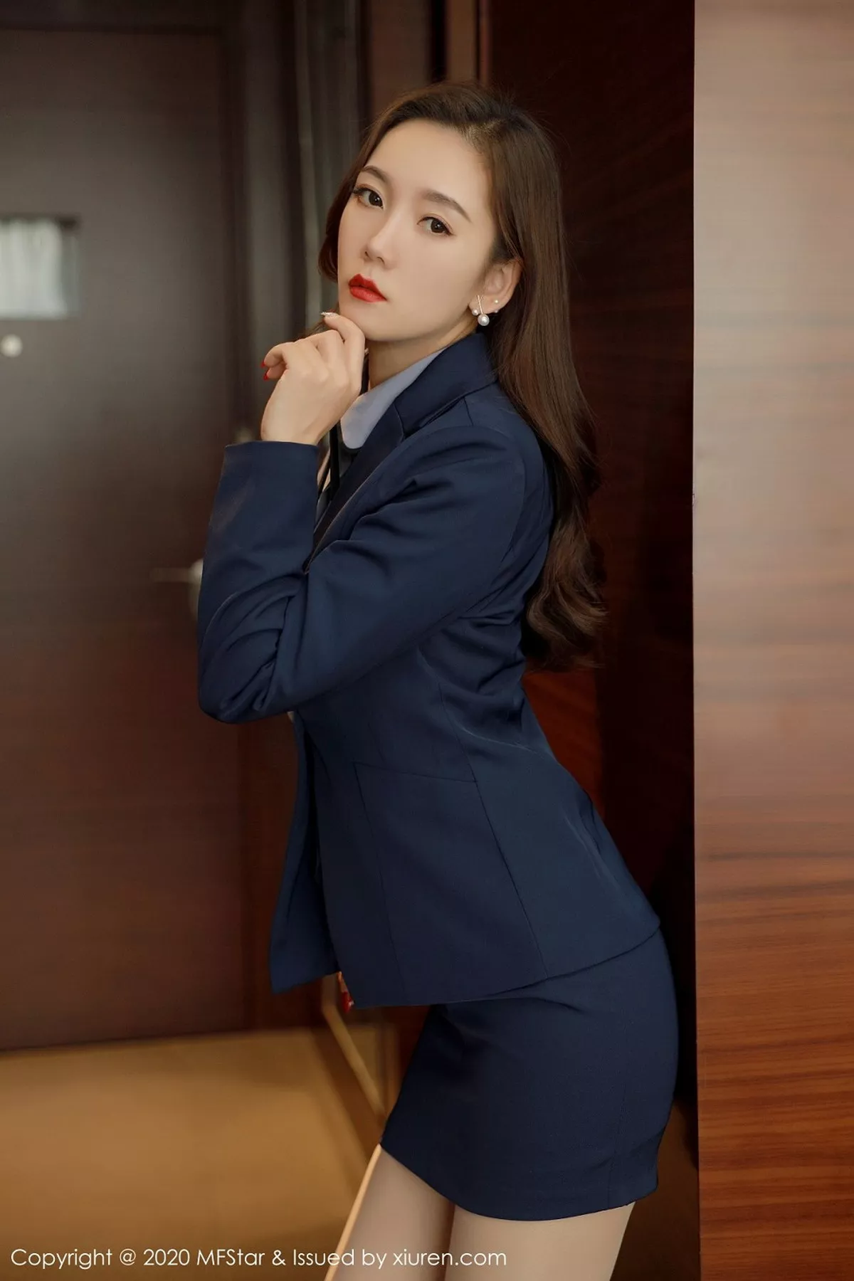 秀人集.com_[MFStar模范学院]Vol.425_嫩模艾静香职场职业装主题半脱露无内肉丝秀翘臀诱惑写真44P