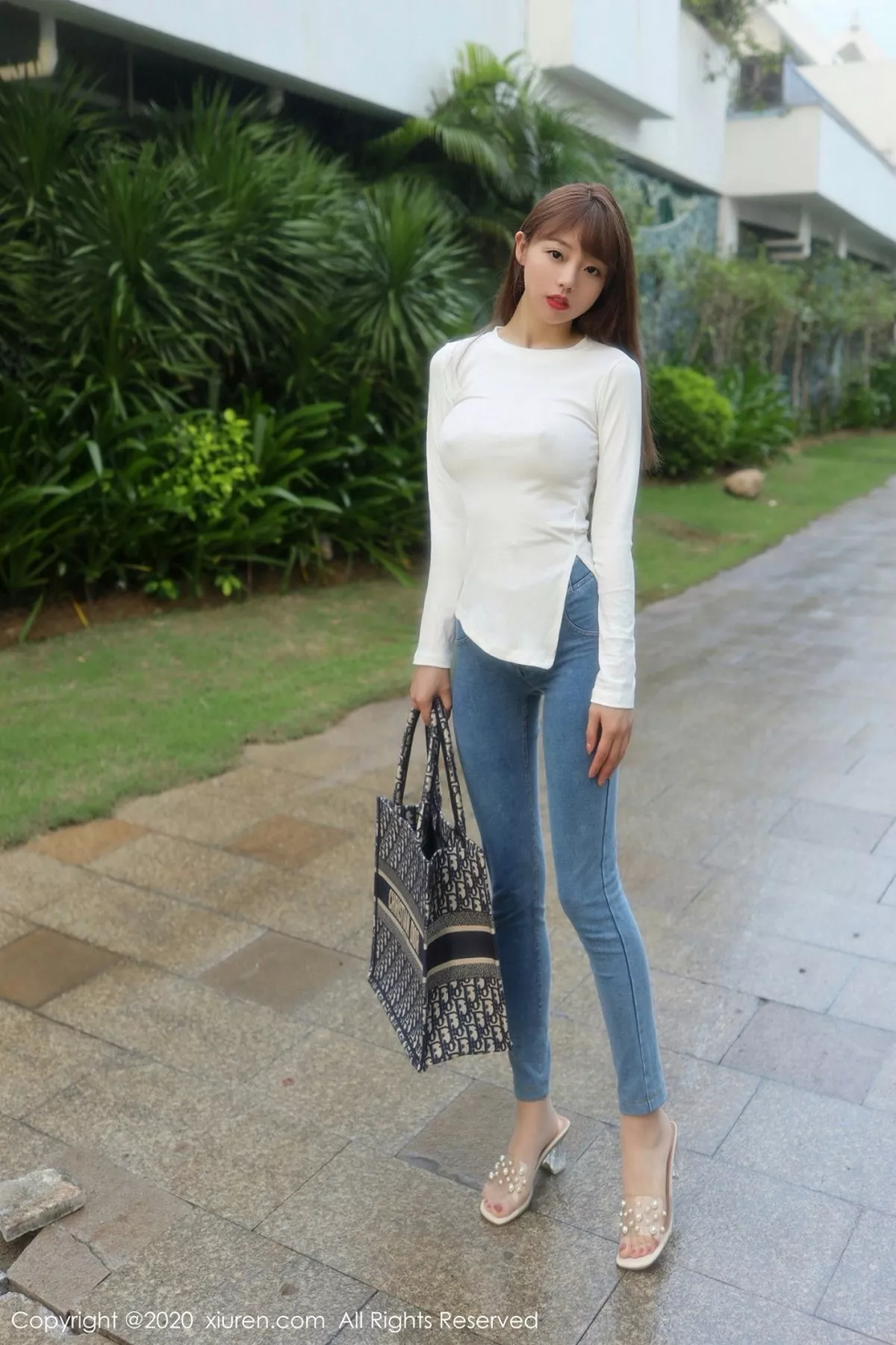 秀人集.com_[XiuRen秀人网]No.2785_嫩模佘贝拉bella三亚旅拍紧身牛仔裤主题私房半脱露翘臀诱惑写真51P