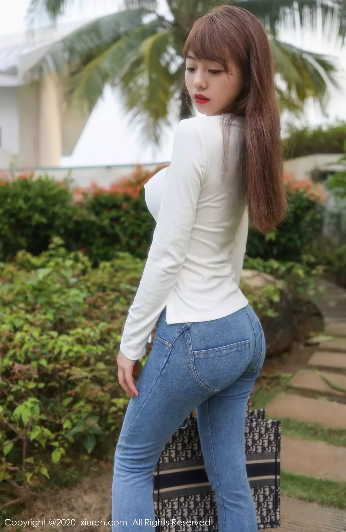 秀人集.com_[XiuRen秀人网]No.2785_嫩模佘贝拉bella三亚旅拍紧身牛仔裤主题私房半脱露翘臀诱惑写真51P