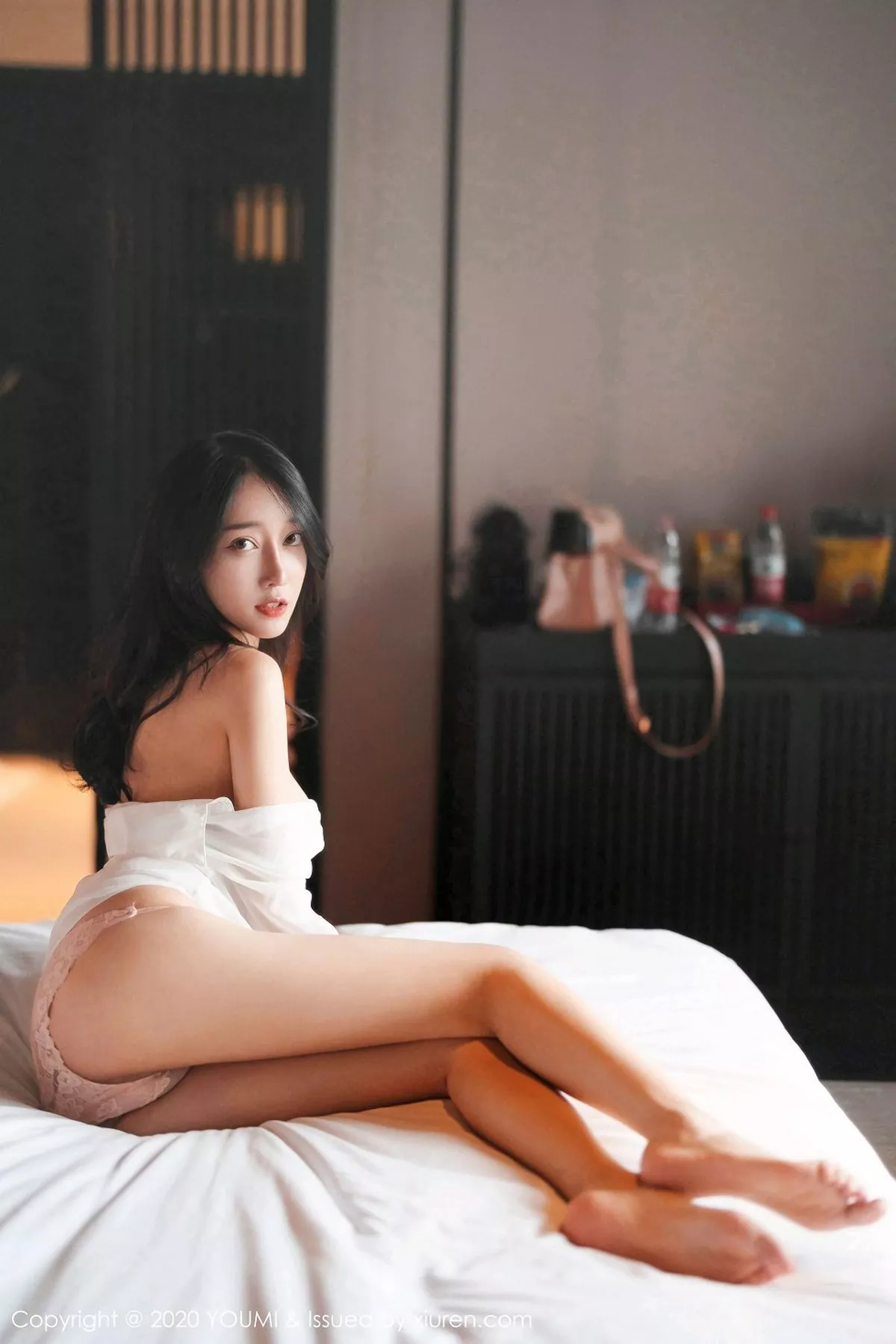 秀人集.com_[YouMi尤蜜荟]Vol.560_丽质美人玥儿玥er杭州旅拍薄透白衬衫配蕾丝内裤撩人诱惑写真64P