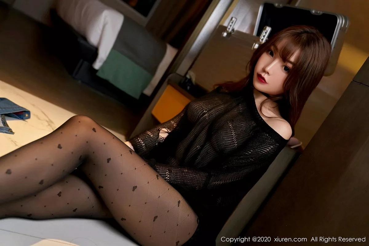 秀人集.com_[XiuRen秀人网]No.2811_女神芝芝Booty私房黑色镂空内衣配黑色丁字裤抹油闪亮诱惑写真82P