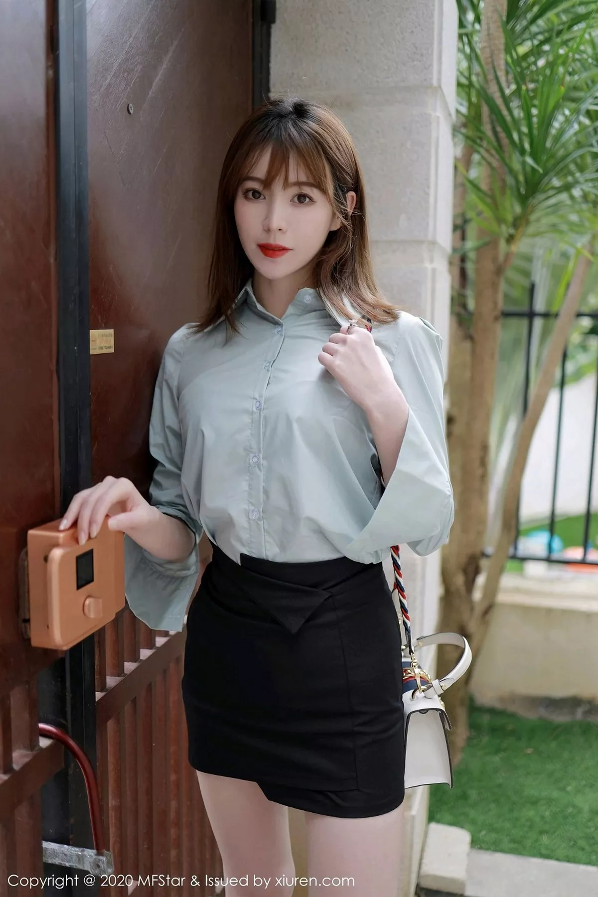 秀人集.com_[MFStar模范学院]Vol.429_嫩模yoo优优三亚旅拍都市职场OL主题黑短裙秀美腿性感写真57P