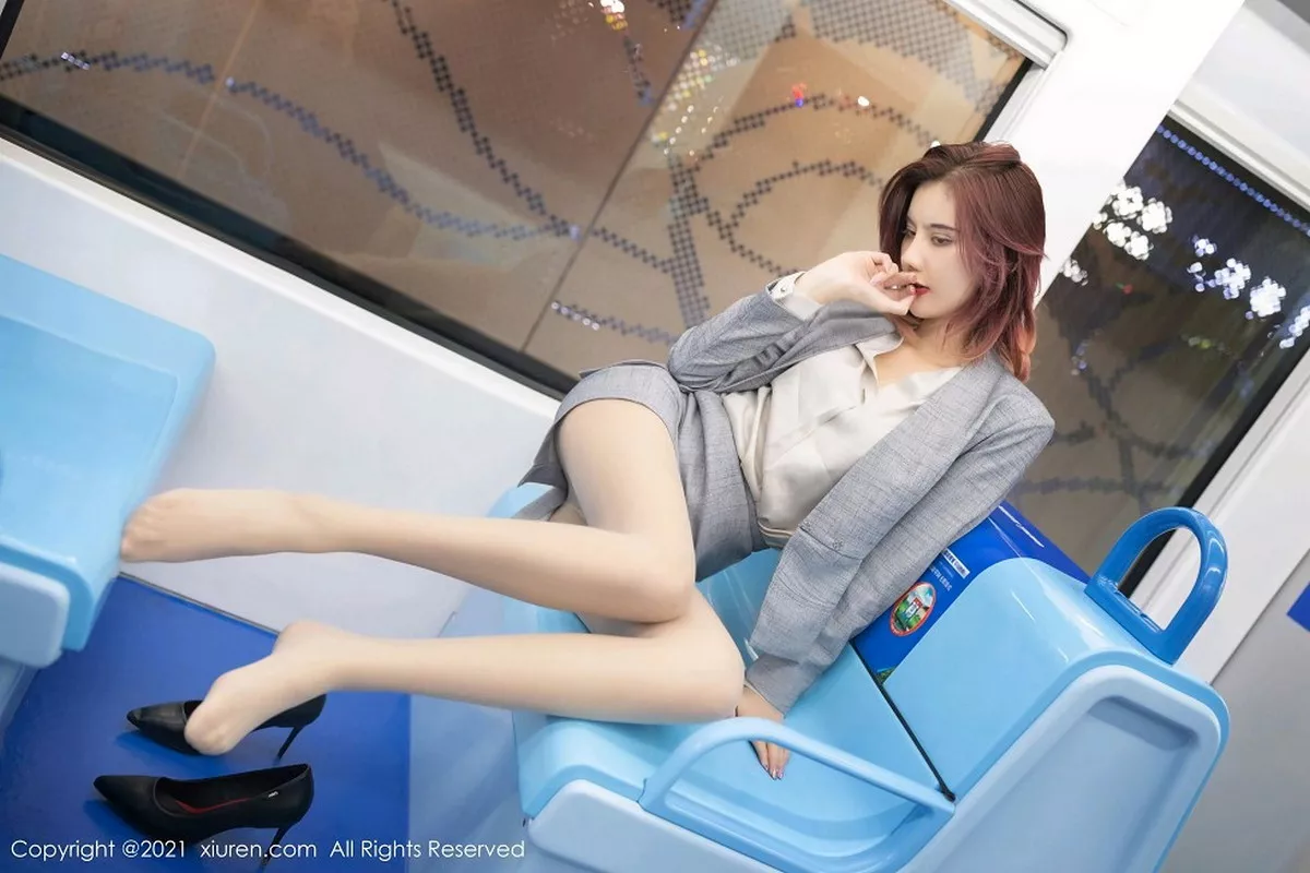 秀人集.com_[XiuRen秀人网]No.2979_女神就是阿朱啊三亚旅拍职场制服主题开档黑丝裤袜撩人诱惑写真66P