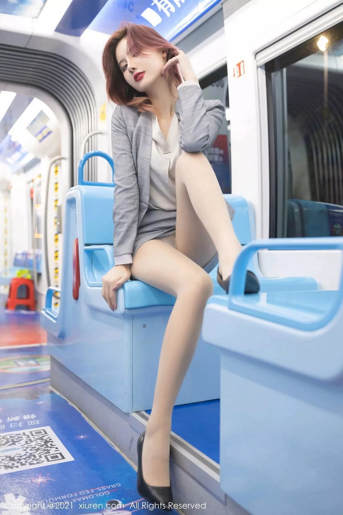 秀人集.com_[XiuRen秀人网]No.2979_女神就是阿朱啊三亚旅拍职场制服主题开档黑丝裤袜撩人诱惑写真66P