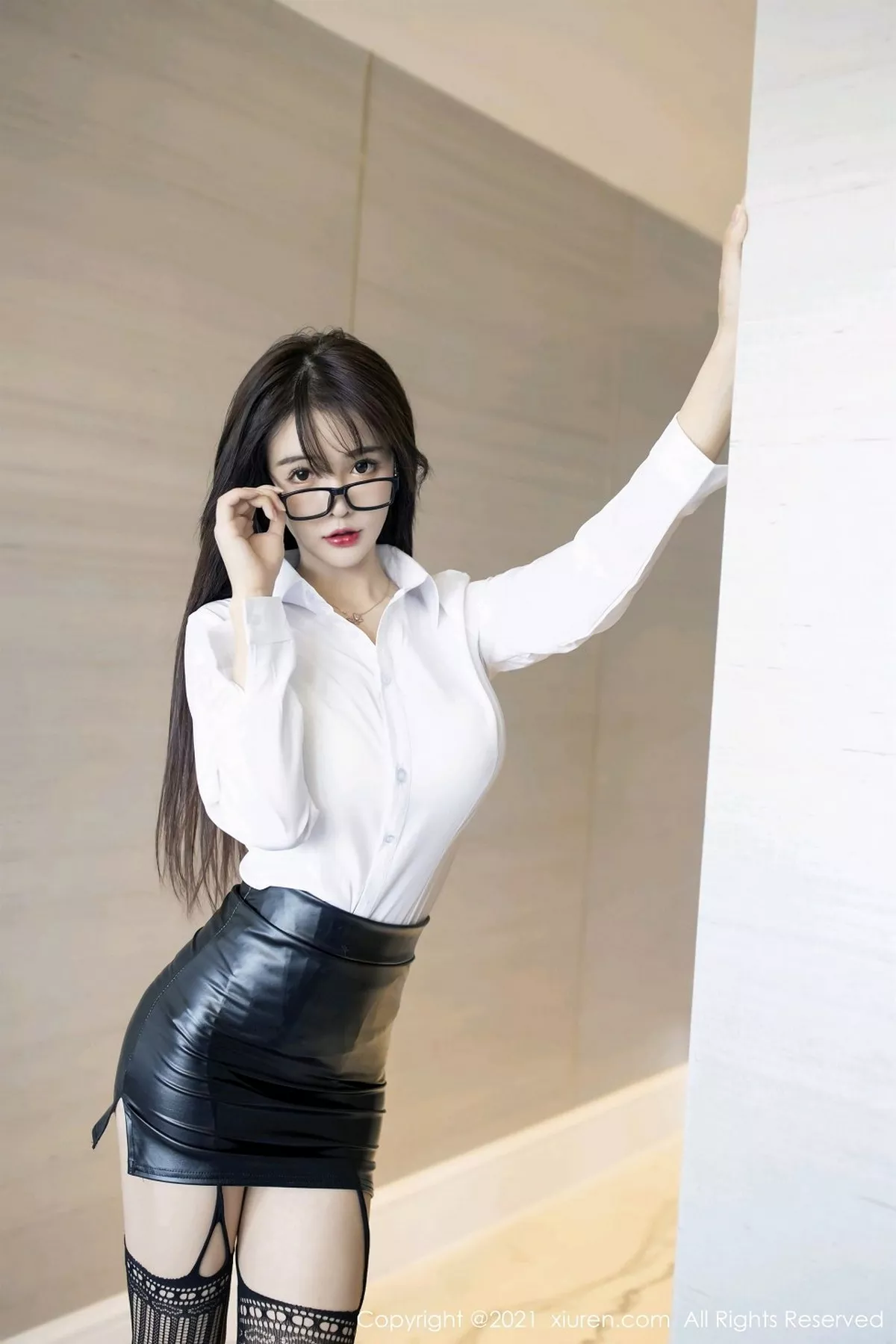 秀人集.com_[XiuRen秀人网]No.2976_嫩模南初妹妹经典秘书职业装主题白衬衣配黑短裙秀美腿诱惑写真53P