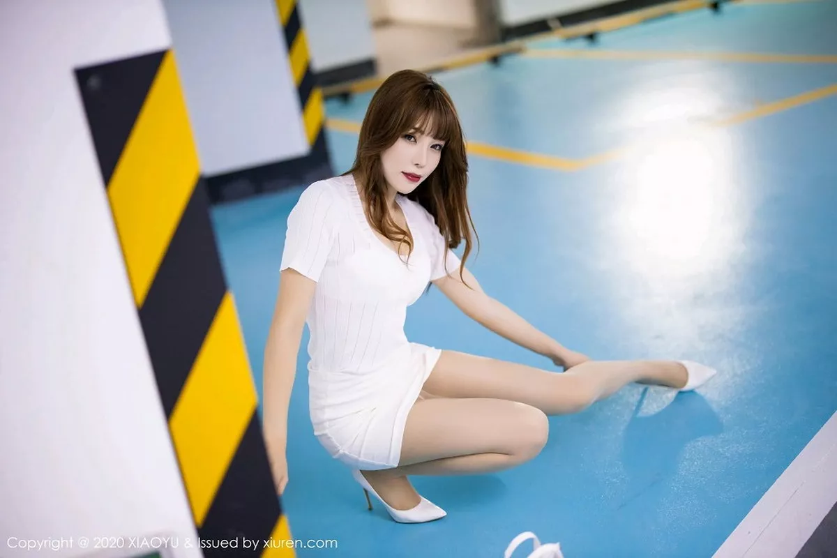 秀人集.com_[XiaoYu画语界]Vol.432_女神芝芝Booty性感白色连身裙配无内肉丝裤袜撩人诱惑写真61P