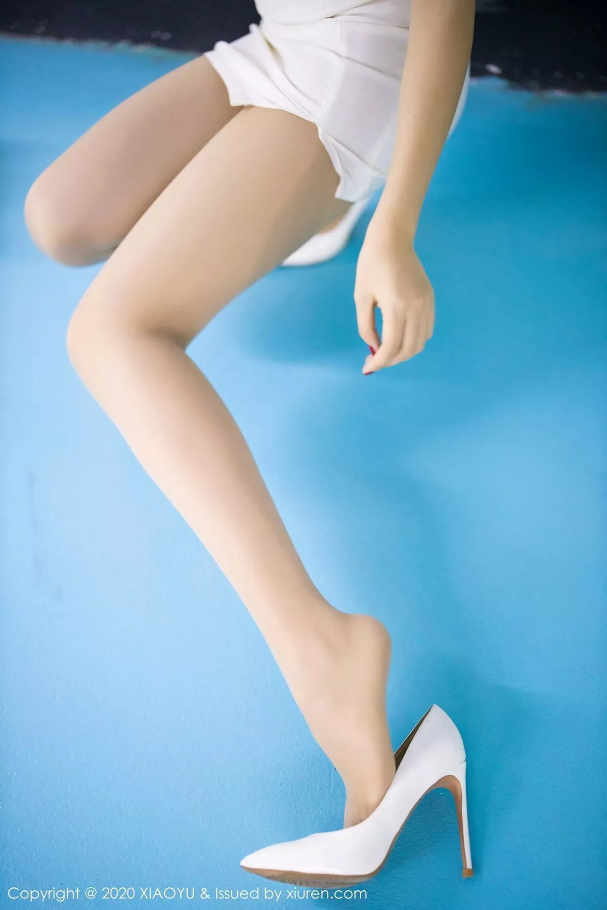 秀人集.com_[XiaoYu画语界]Vol.432_女神芝芝Booty性感白色连身裙配无内肉丝裤袜撩人诱惑写真61P