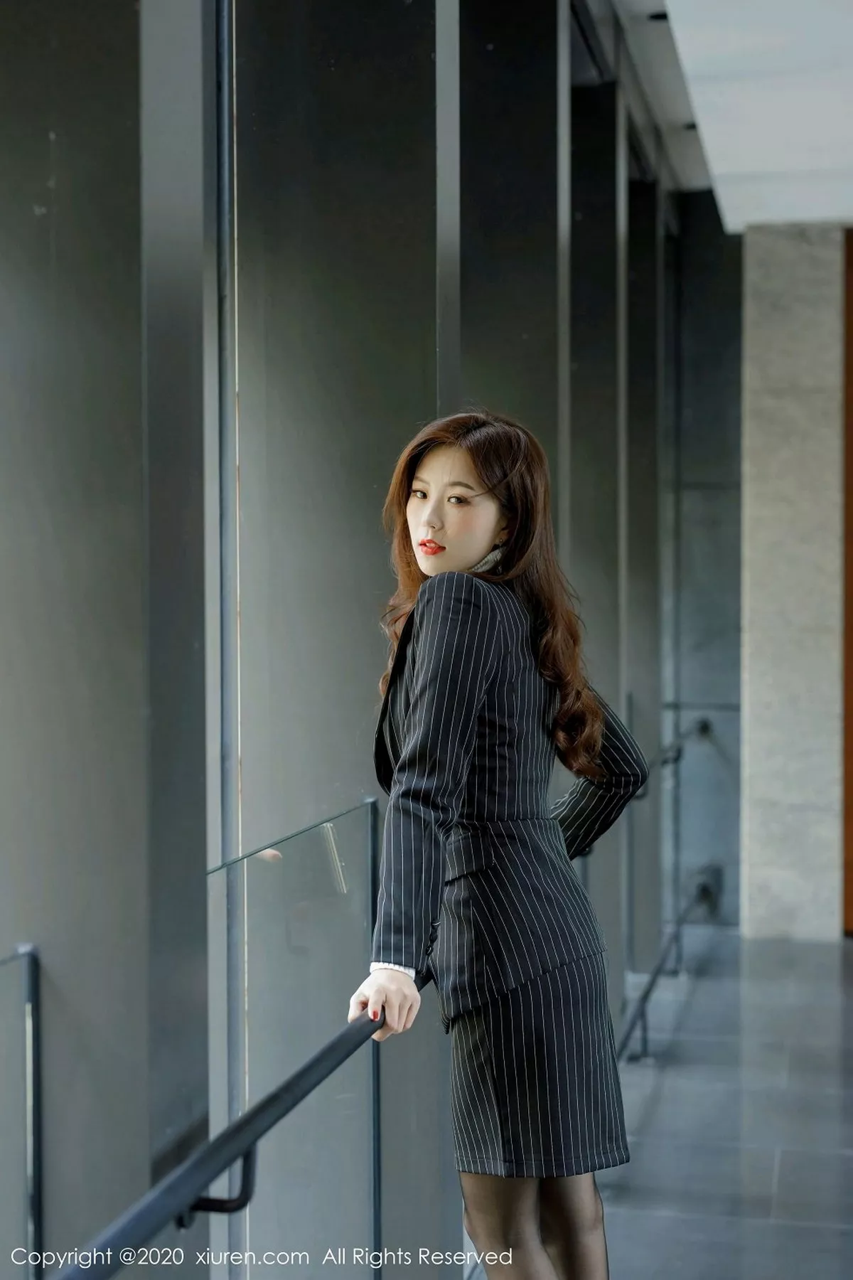 秀人集.com_[XiuRen秀人网]No.2910_嫩模杨紫嫣Cynthia职场女老板主题半脱露开档黑丝裤袜诱惑写真66P