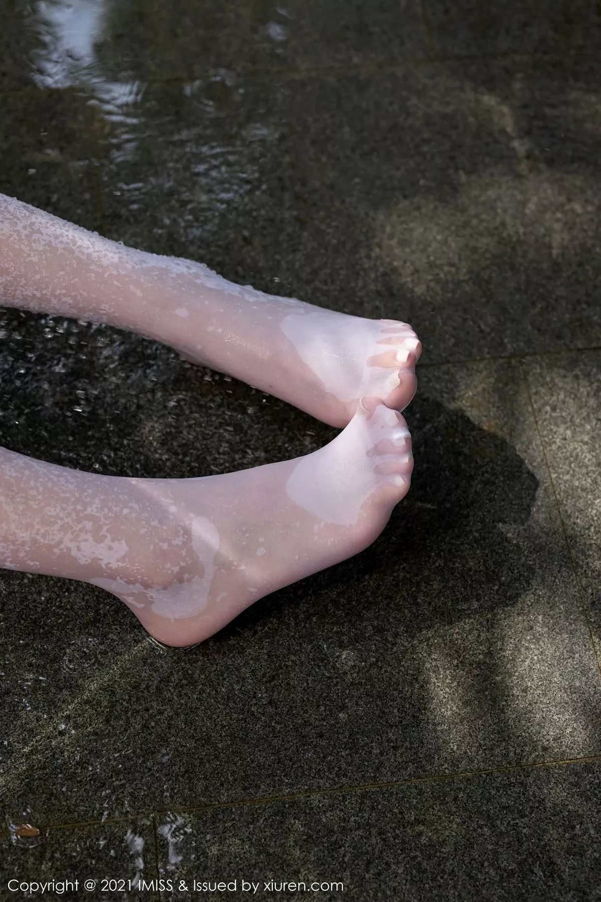 秀人集.com_[IMISS爱蜜社]Vol.542_嫩模九月生户外红色运动内衣秀完美身材泳池湿身透视诱惑写真55P