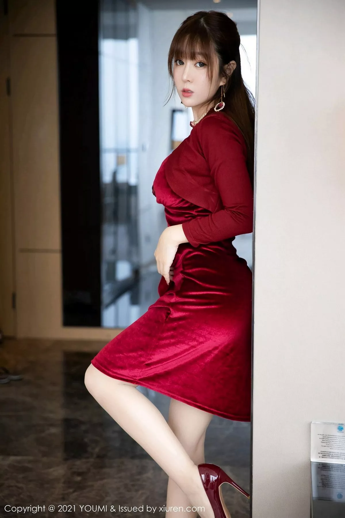 秀人集.com_[YouMi尤蜜荟]Vol.588_女神王雨纯典雅酒红色礼裙半撩露肉丝裤袜秀翘臀美腿诱惑写真49P