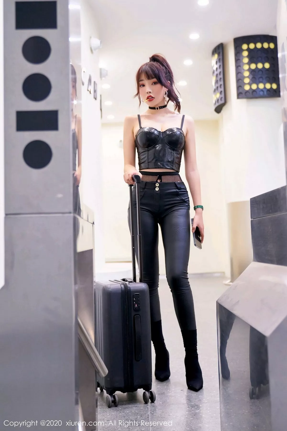 秀人集.com_[XiuRen秀人网]No.2921_女神芝芝Booty狂野皮衣不良少女主题情趣黑丝裤袜撩人诱惑写真70P