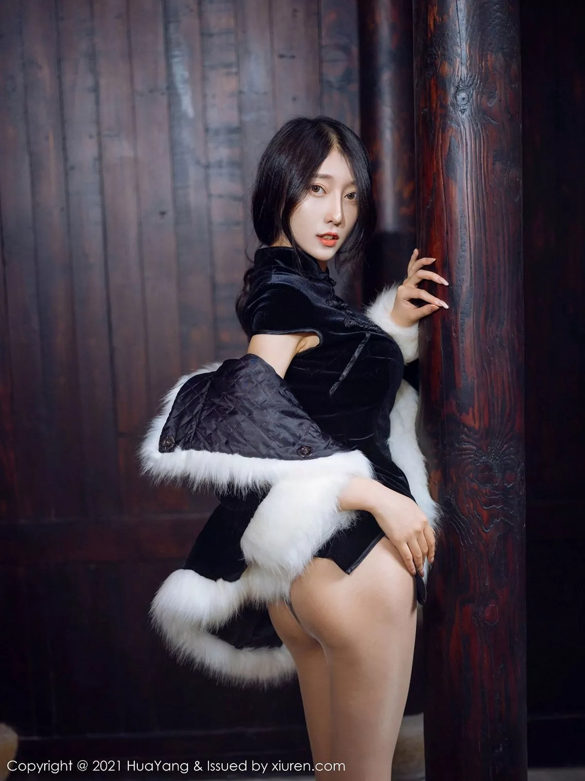 秀人集.com_[HuaYang花漾]Vol.353_嫩模玥儿玥er杭州旅拍古韵典雅旗袍配肉丝裤袜诱惑写真57P