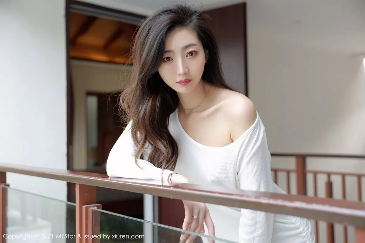 秀人集.com_[MFStar模范学院]Vol.446_嫩模安琪Yee三亚旅拍薄透白色上衣配朦胧肉丝袜极致魅惑写真50P