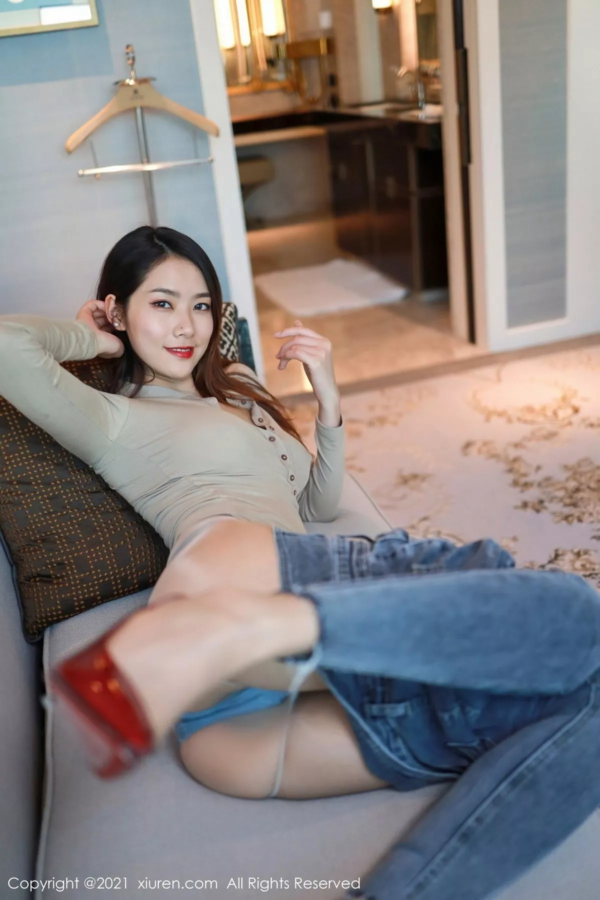 秀人集.com_[XiuRen秀人网]No.3039_嫩模方子萱广州旅拍沙发上真空内衣配紧身牛仔裤迷人诱惑写真55P