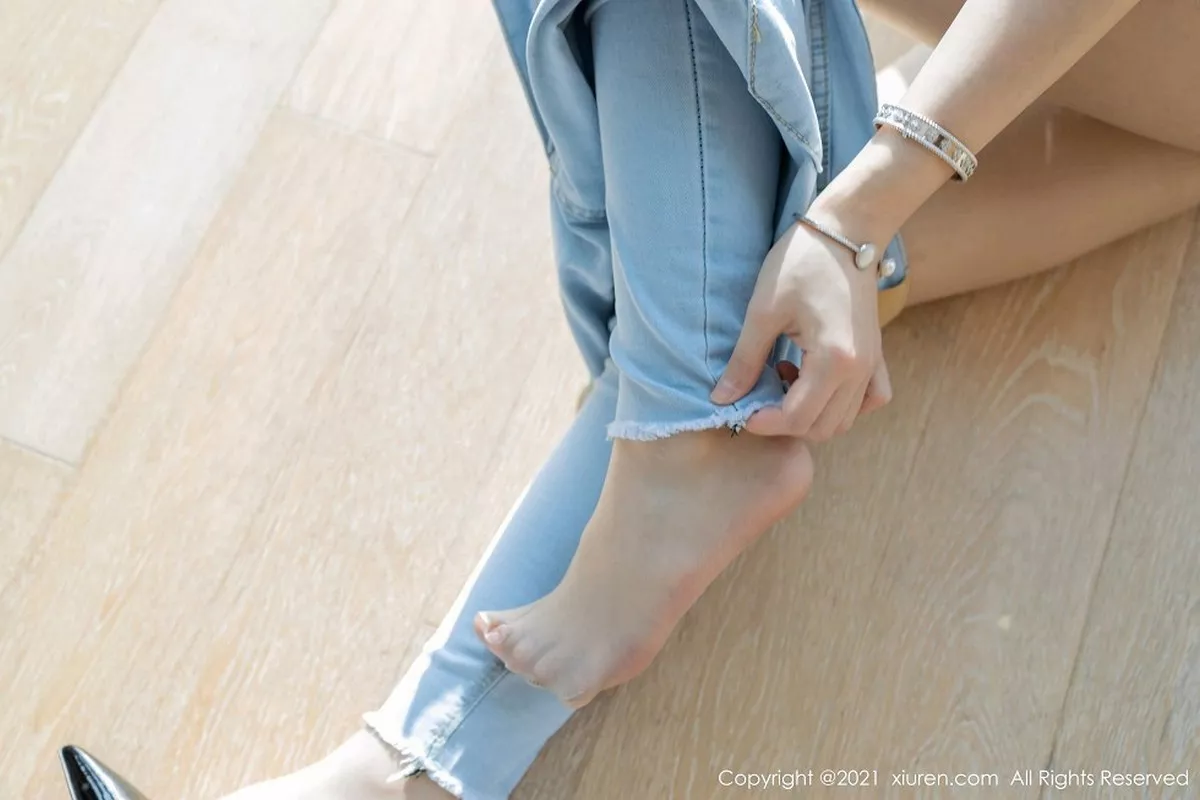 秀人集.com_[XiuRen秀人网]No.3047_女神朱可儿Flower厦门旅拍脱牛仔裤露性感内衣惹火诱惑写真56P