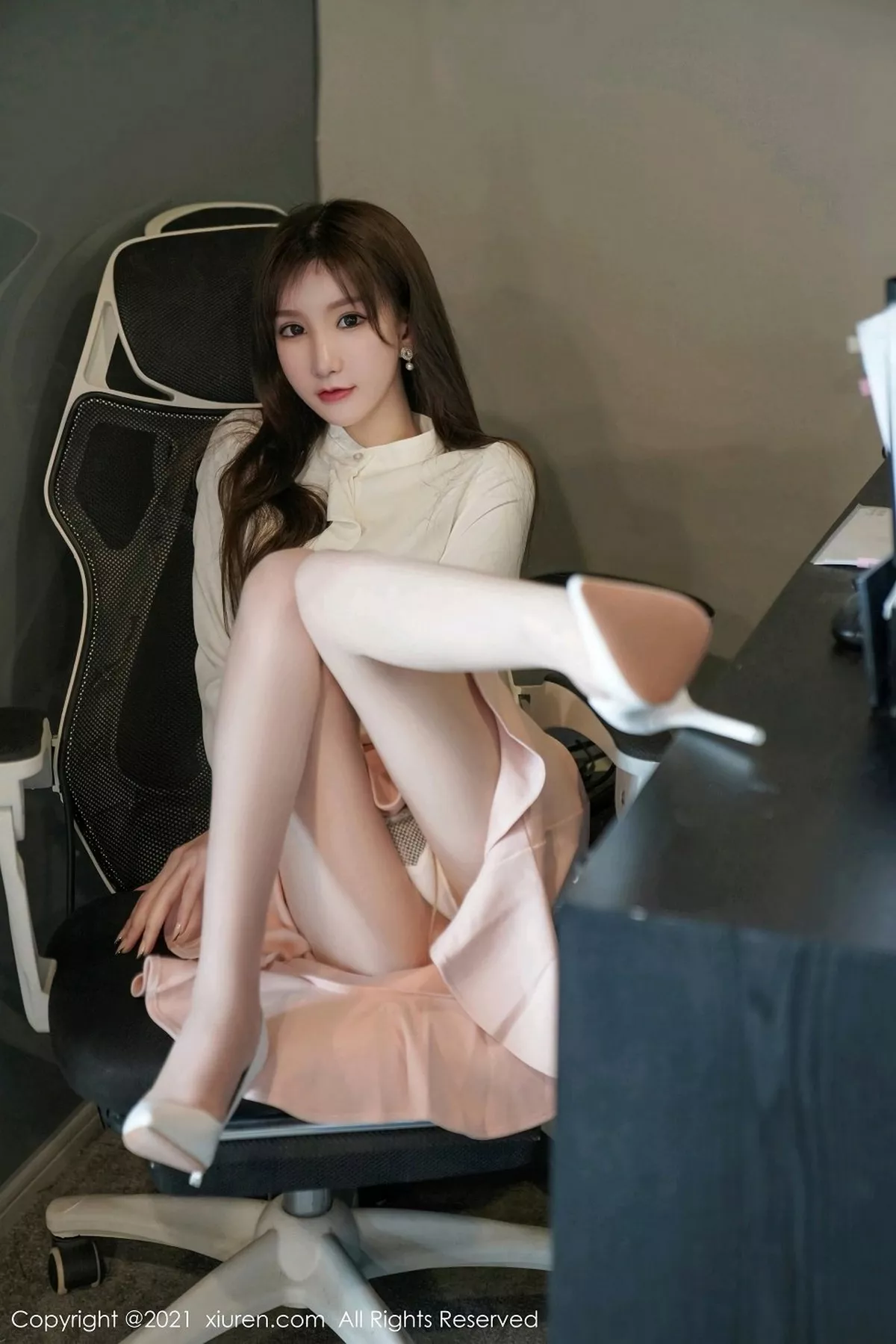 秀人集.com_[XiuRen秀人网]No.3046_女神周于希Sandy办公室前台主题粉色短裙下薄透肉丝诱惑写真100P