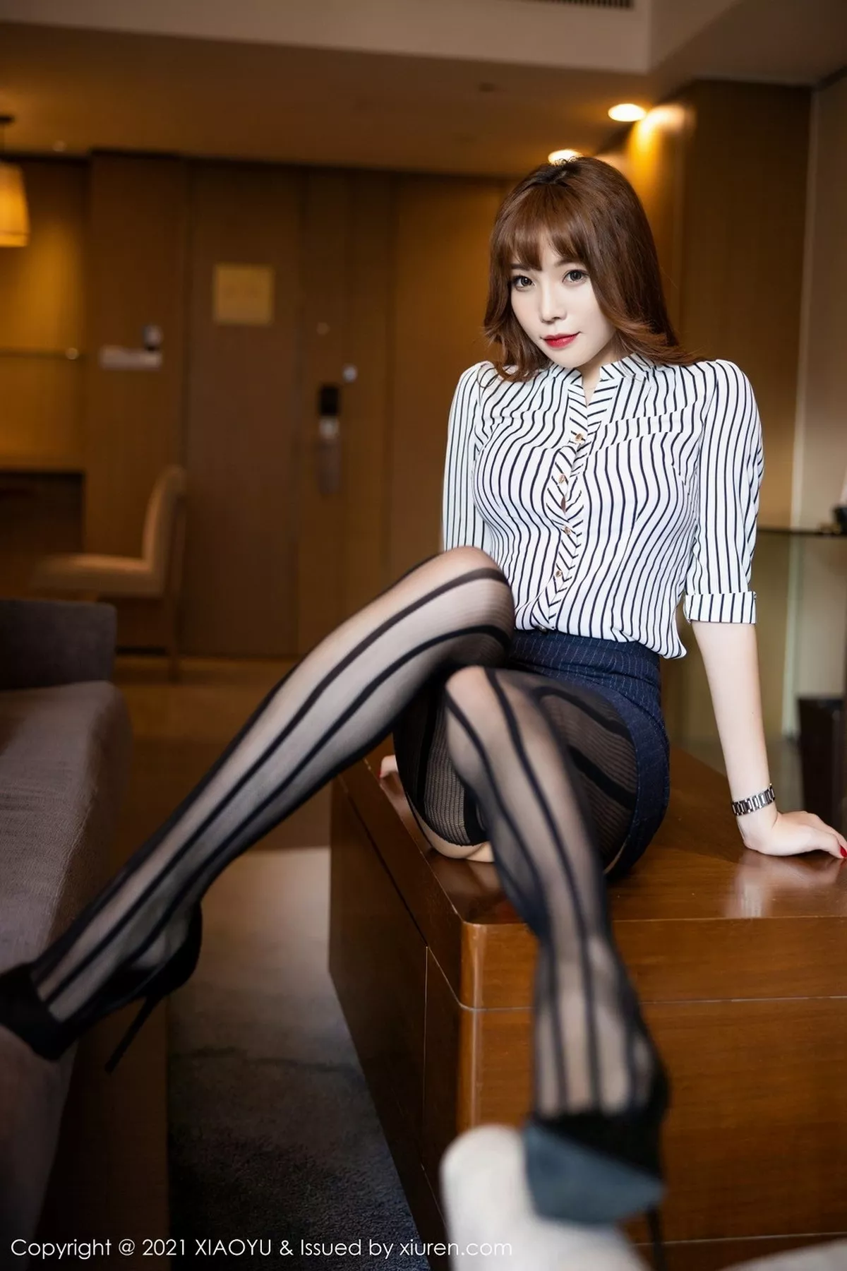 秀人集.com_[XiaoYu画语界]Vol.459_女神芝芝Booty私房半脱露红色蕾丝内衣配黑丝吊袜诱惑写真80P