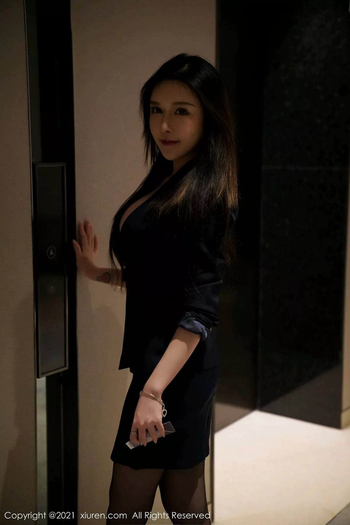 秀人集.com_[XiuRen秀人网]No.3043_嫩模玉兔miki职场秘书OL剧情主题开档黑丝裤袜秀翘臀诱惑写真80P