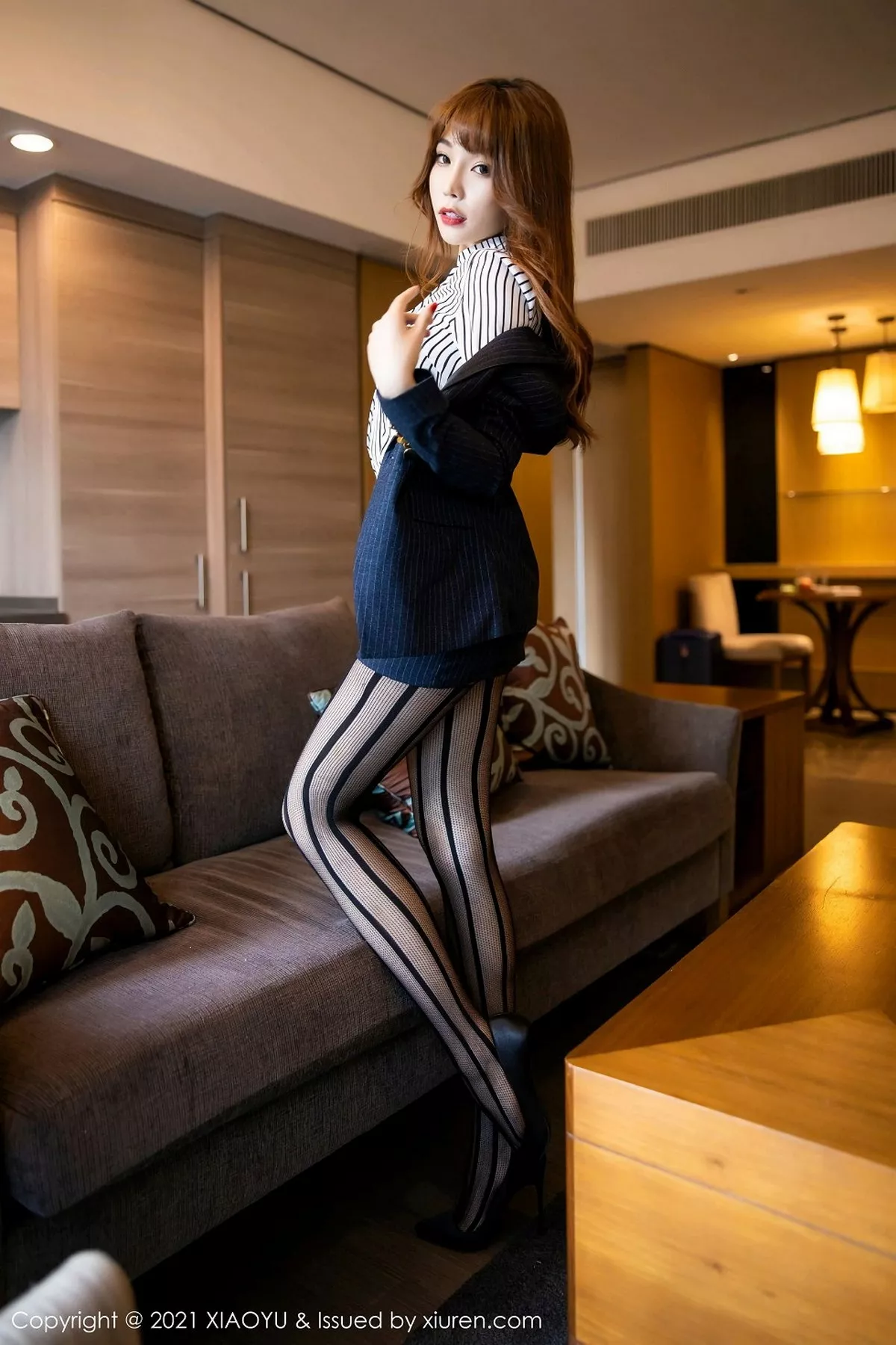 秀人集.com_[XiaoYu画语界]Vol.459_女神芝芝Booty私房半脱露红色蕾丝内衣配黑丝吊袜诱惑写真80P