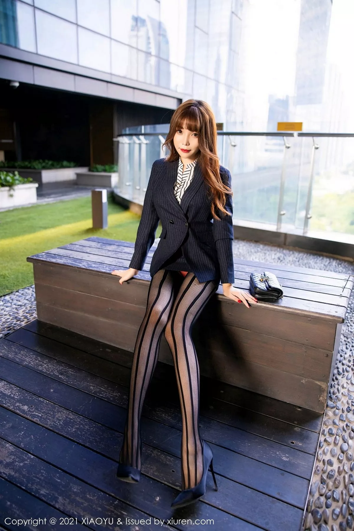 秀人集.com_[XiaoYu画语界]Vol.459_女神芝芝Booty私房半脱露红色蕾丝内衣配黑丝吊袜诱惑写真80P