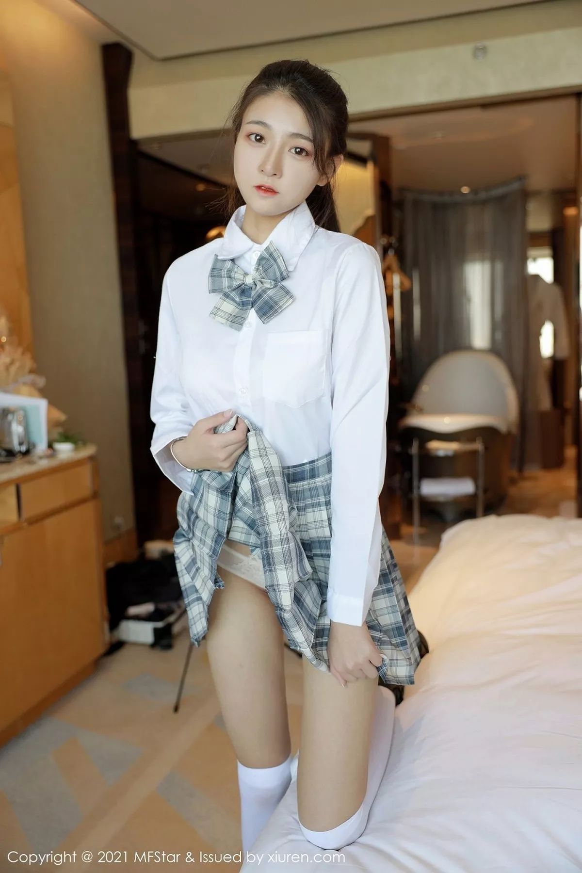 秀人集.com_[MFStar模范学院]Vol.448_嫩模Laura苏雨彤清纯格子JK制服半脱露性感内衣诱惑写真40P