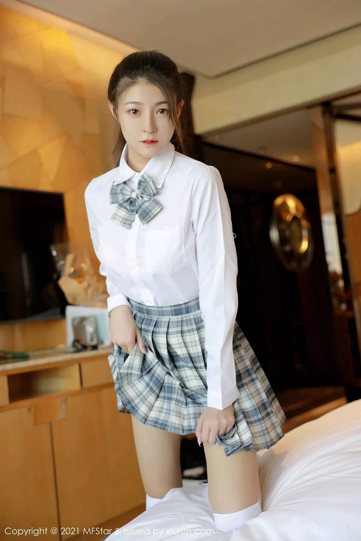 秀人集.com_[MFStar模范学院]Vol.448_嫩模Laura苏雨彤清纯格子JK制服半脱露性感内衣诱惑写真40P