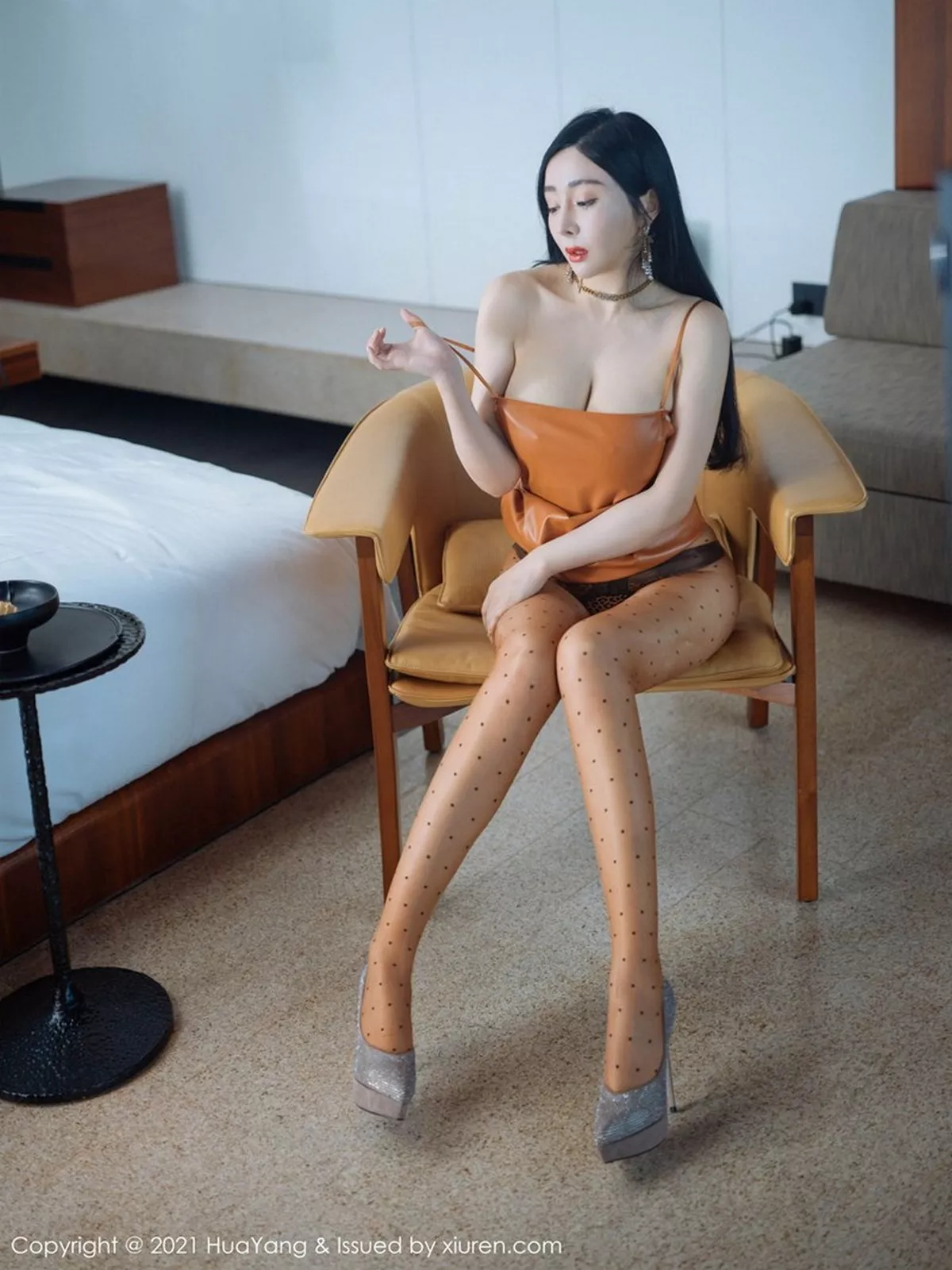 秀人集.com_[HuaYang花漾]Vol.359_嫩模允爾厦门旅拍私房橙色低胸吊裙露雪嫩豪乳极致诱惑写真42P