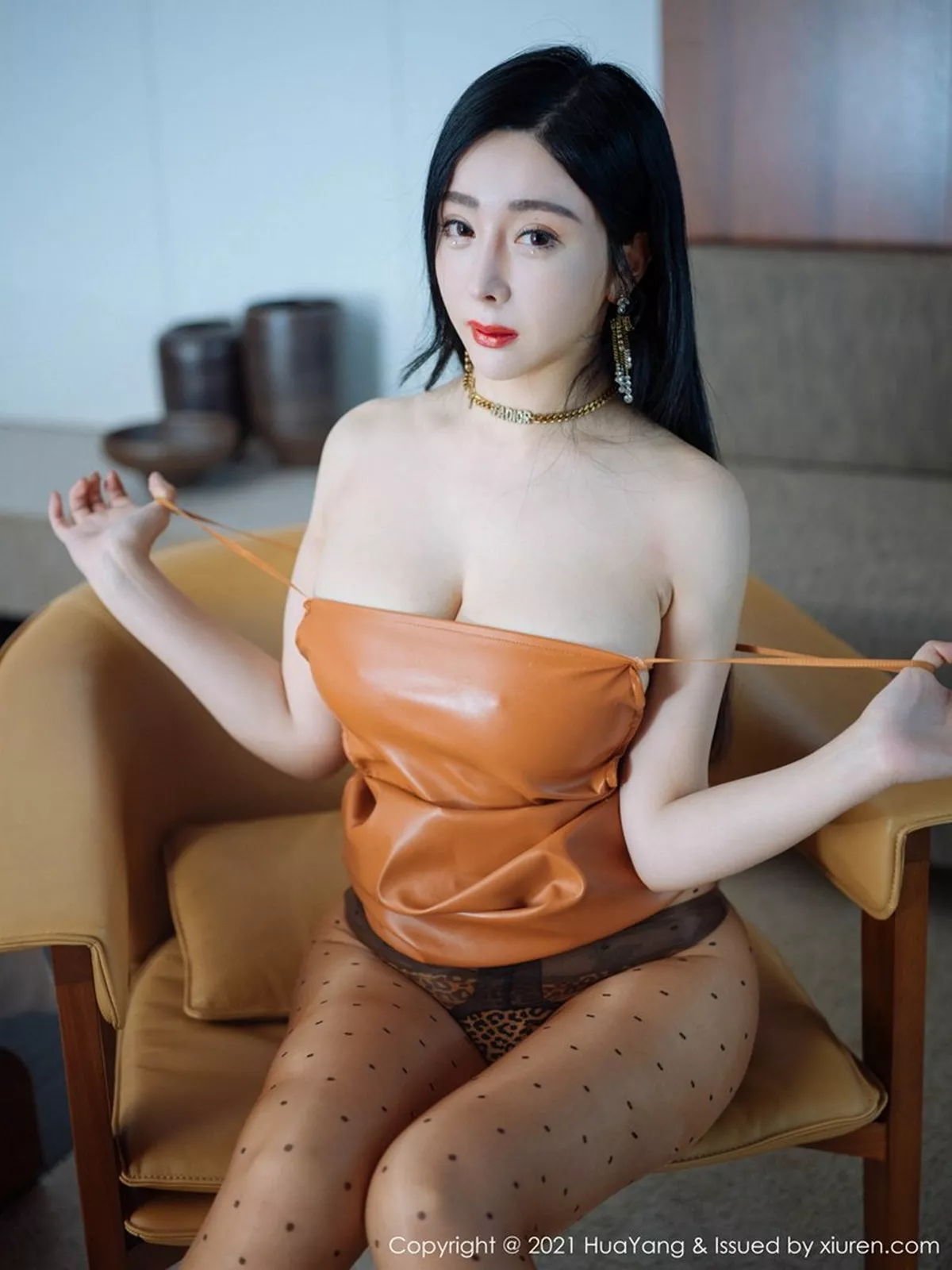 秀人集.com_[HuaYang花漾]Vol.359_嫩模允爾厦门旅拍私房橙色低胸吊裙露雪嫩豪乳极致诱惑写真42P