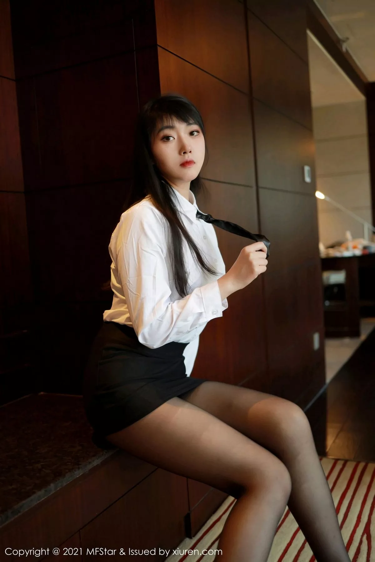 秀人集.com_[MFStar模范学院]Vol.449_嫩模锅包又you白衬衫黑短裙主题脱黑丝裤袜露翘臀诱惑写真51P