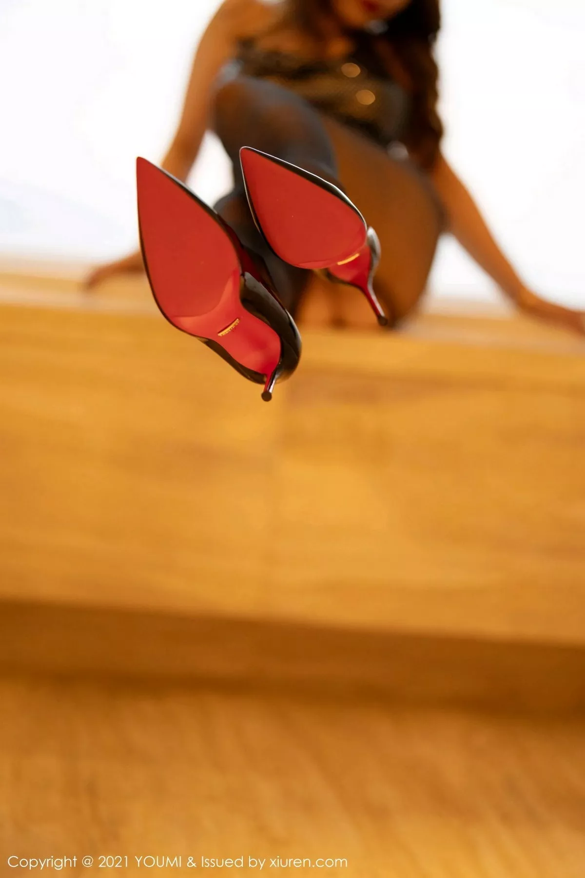 秀人集.com_[YouMi尤蜜荟]Vol.596_女神Egg-尤妮丝厦门旅拍华丽魅惑吊裙配开档黑丝裤袜诱惑写真50P