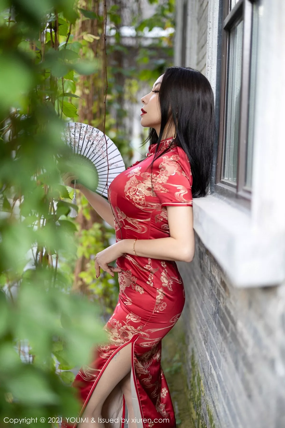 秀人集.com_[YouMi尤蜜荟]Vol.598_嫩模果儿Victoria杭州旅拍鲜艳古典旗袍半脱露豪乳诱惑写真45P