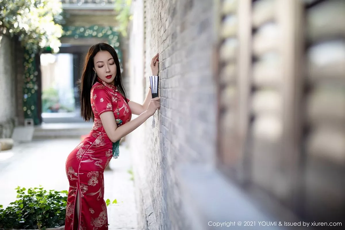 秀人集.com_[YouMi尤蜜荟]Vol.598_嫩模果儿Victoria杭州旅拍鲜艳古典旗袍半脱露豪乳诱惑写真45P