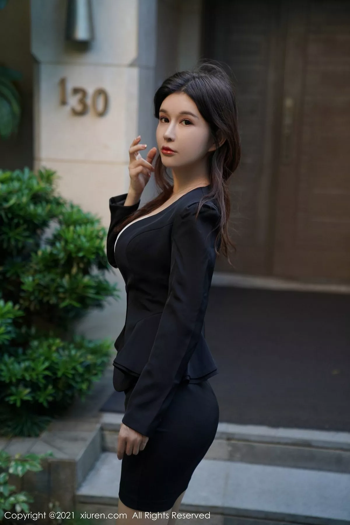 秀人集.com_[XiuRen秀人网]No.3077_嫩模张雨萌江浙沪旅拍职业装OL主题半脱露肉丝裤袜秀翘臀诱惑写真57P