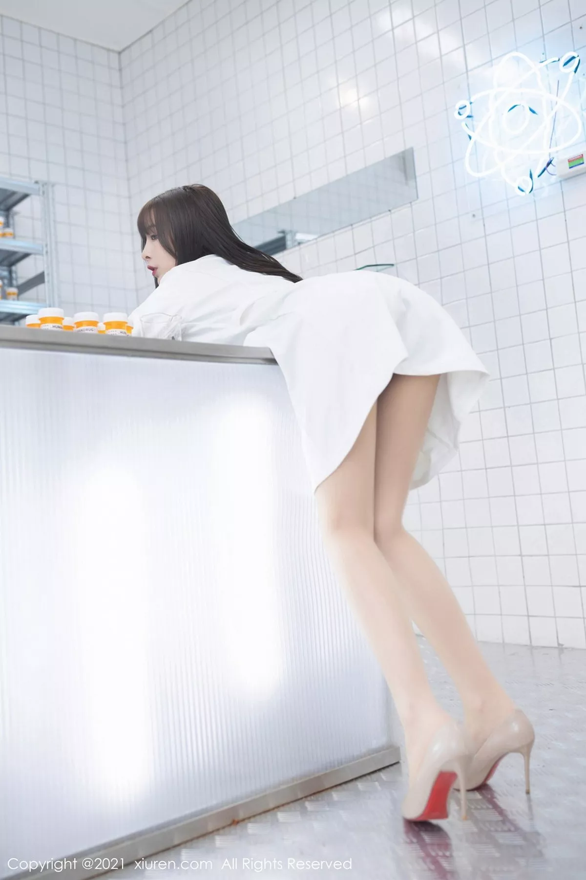 秀人集.com_[XiuRen秀人网]No.3079_嫩模陈小喵三亚旅拍实验室试药主题白大褂下开档肉丝裤袜诱惑写真71P