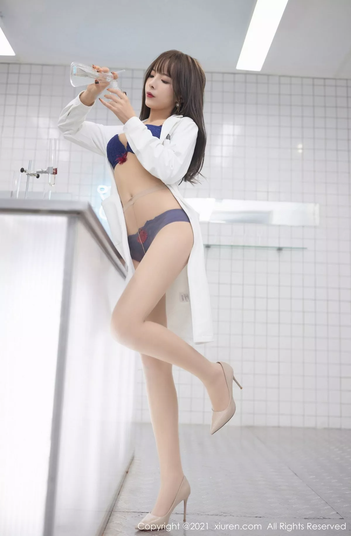 秀人集.com_[XiuRen秀人网]No.3079_嫩模陈小喵三亚旅拍实验室试药主题白大褂下开档肉丝裤袜诱惑写真71P