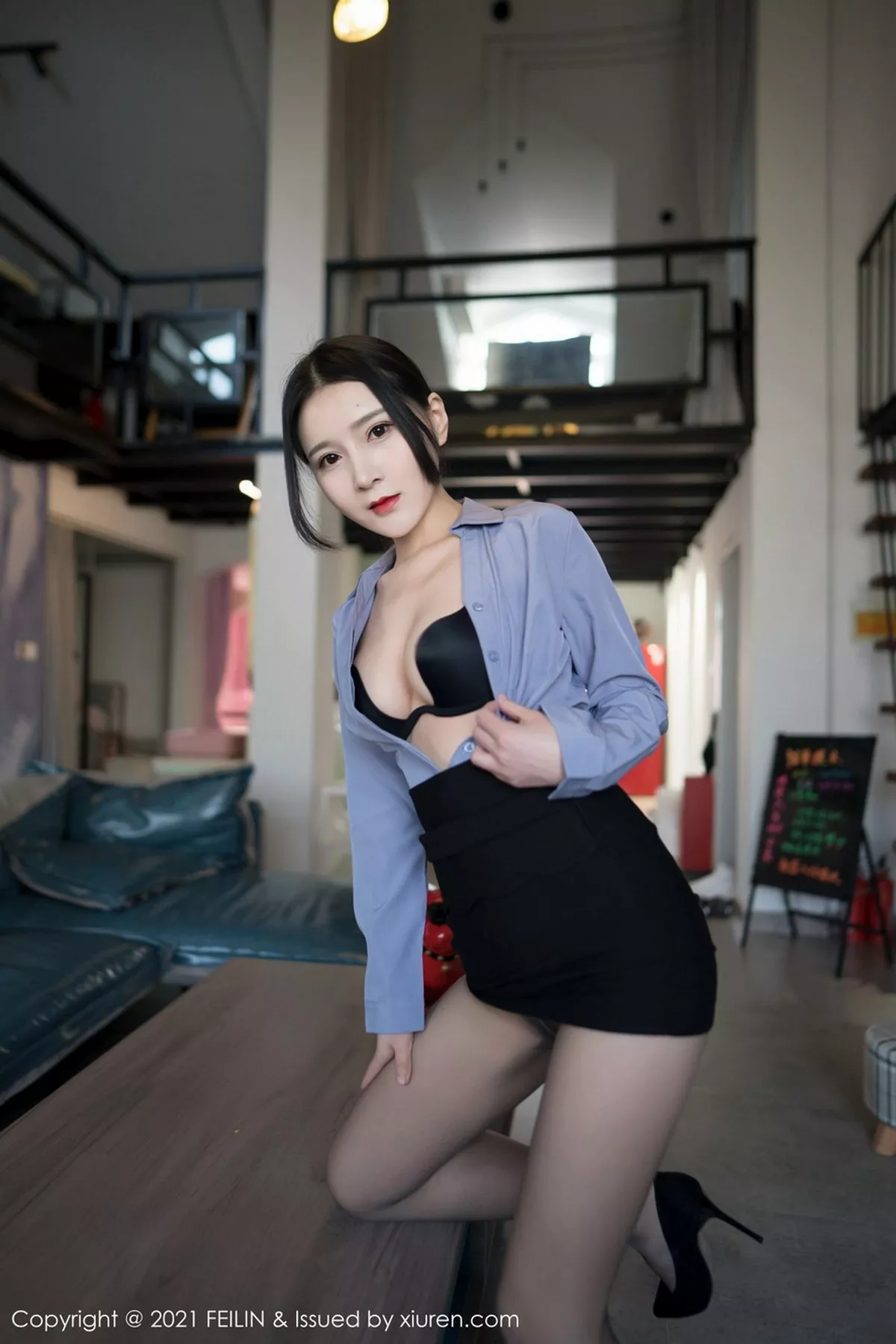 秀人集.com_[FeiLin嗲囡囡]VOL.369_嫩模林煊煊职场秘书OL制服脱衬衣露性感黑色内衣诱惑写真44P